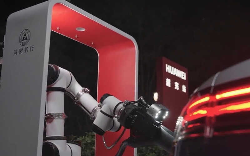 Huawei представил зарядные станции с рукой-роботом: их начнут строить в этом году