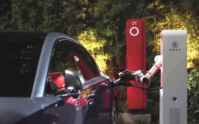 Huawei представил зарядные станции с рукой-роботом: их начнут строить в этом году