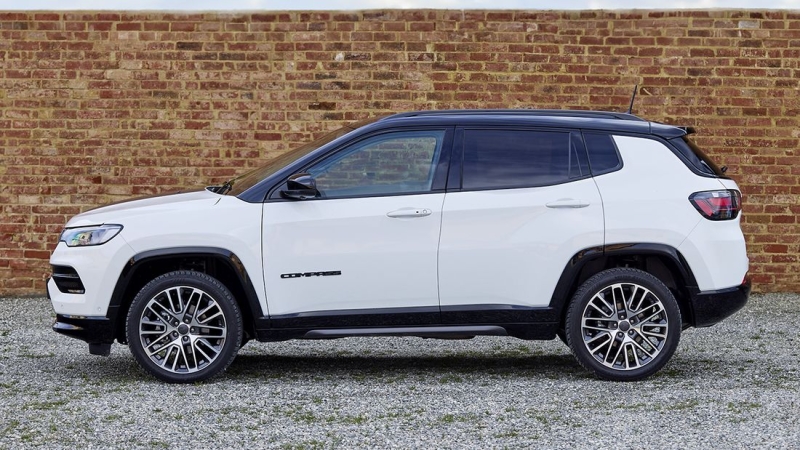 Jeep Compass 2025 можно купить со скидкой 840 тыс. рублей