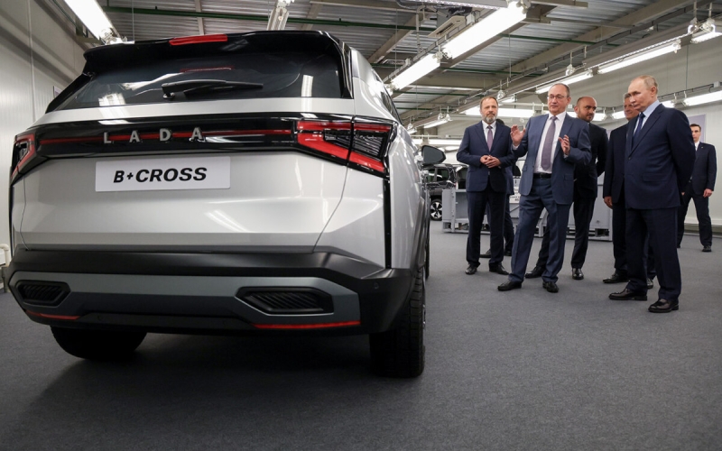 Lada B+ Cross 2026: макет кроссовера показали Владимиру Путину