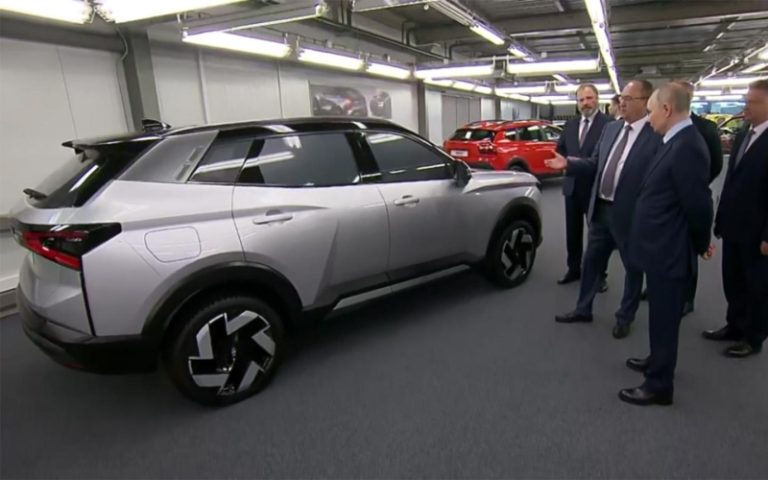 Lada B+ Cross 2026: макет кроссовера показали Владимиру Путину