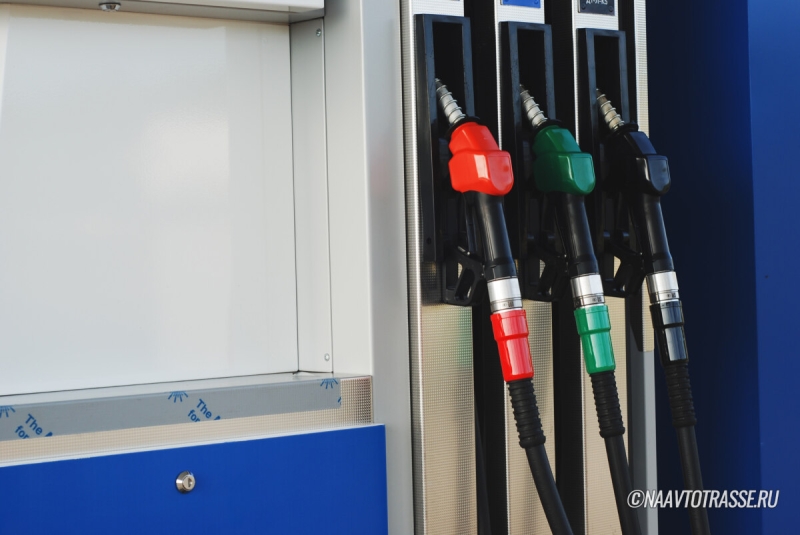 На АЗС подтвердили: АИ-92 и АИ-95 наливают из одной бочки, но не все так просто