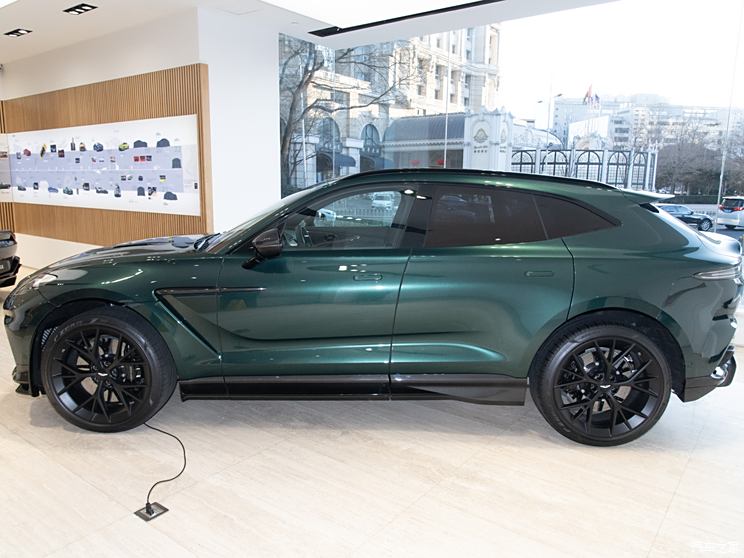 Новинки от Aston Martin готовы к старту: известны сроки дебюта спорткара Vanquish и кроссовера DBX707