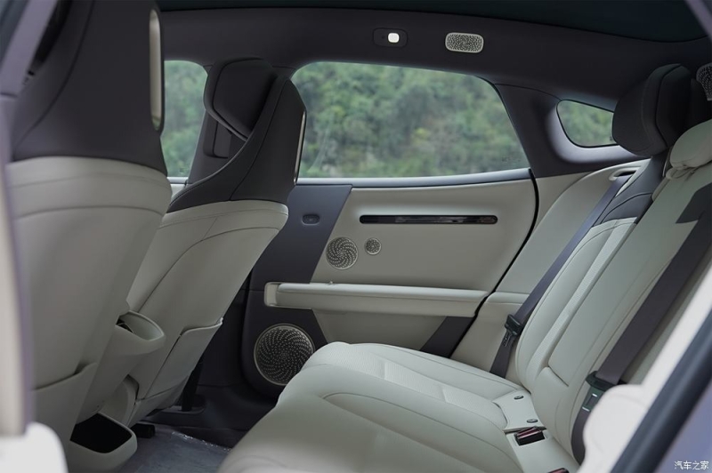 Опубликованы официальные фотографии интерьера нового Avatr 06: седан получил необычный сквозной экран