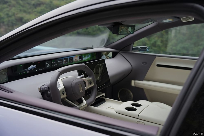 Опубликованы официальные фотографии интерьера нового Avatr 06: седан получил необычный сквозной экран