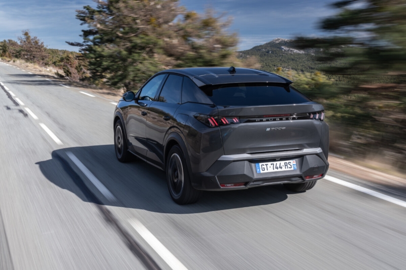 Peugeot E-3008 2025: продажи кросса превысили 100 000 единиц