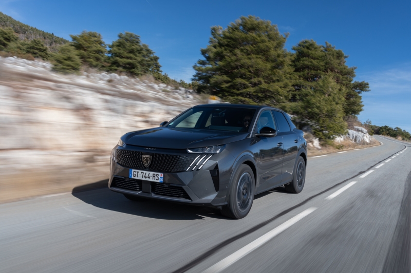 Peugeot E-3008 2025: продажи кросса превысили 100 000 единиц