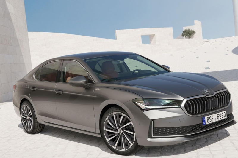Skoda Superb 2025 года дебютировал с новым гибридом