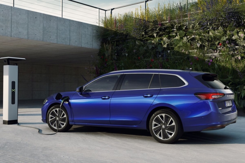Skoda Superb 2025 года дебютировал с новым гибридом