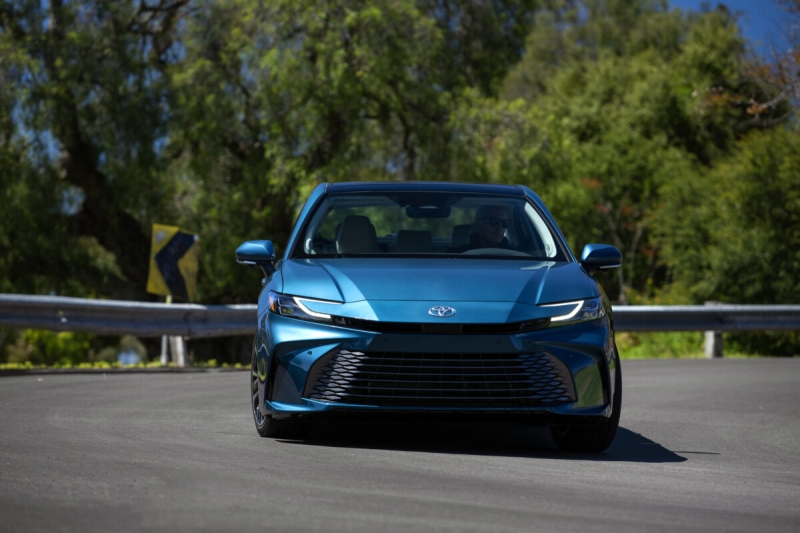 Toyota Camry 2025: седан появился на российском рынке