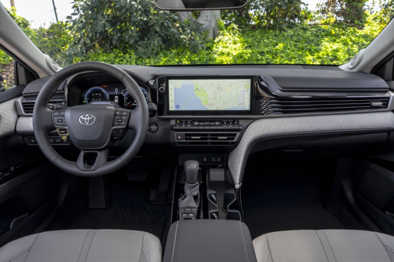 Toyota Camry 2025: седан появился на российском рынке