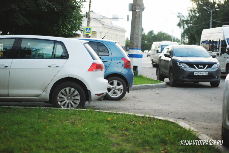В ГАИ разъяснили, что делать, если автомобиль повредили во дворе и уехали