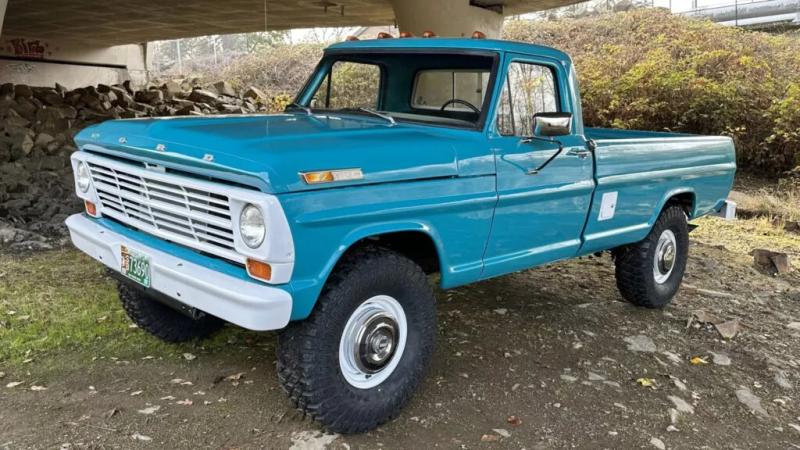 В продаже появился необыччный пикап Ford F-250 1969 года выпуска: у него обновленный V8 на 215 &laquo;лошадей&raquo; и уникальный окрас Reef Aqua