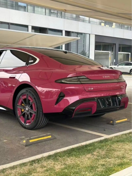 Xiaomi SU7 2025 показан на фото в розовом цвете