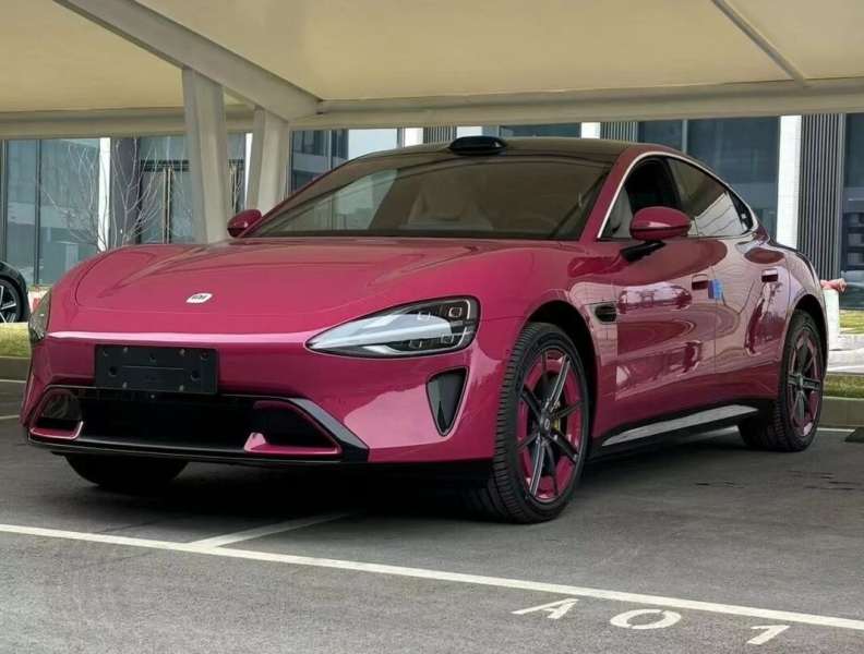 Xiaomi SU7 2025 показан на фото в розовом цвете