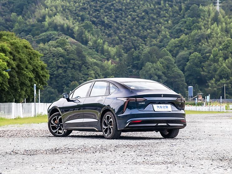 Yi Chi 05 2025: модель появилась в салонах Поднебесной