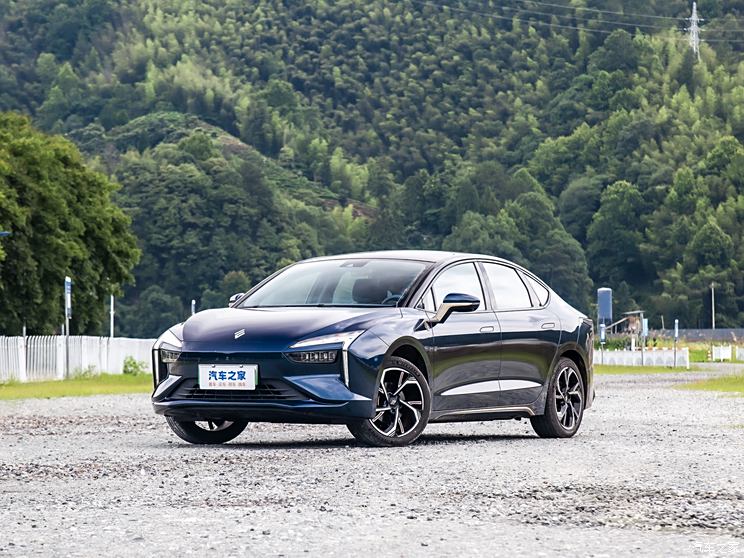 Yi Chi 05 2025: модель появилась в салонах Поднебесной