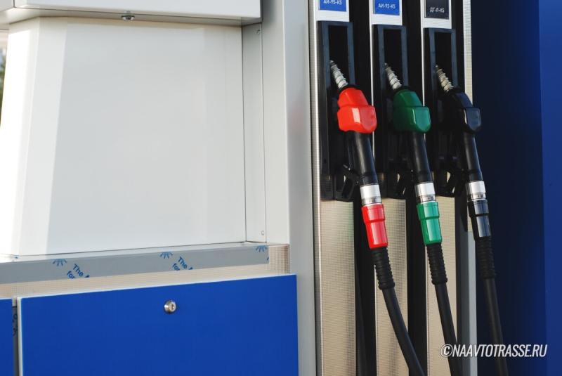 Заправщик рассказал, может ли водитель тянуть шланг на АЗС на противоположную сторону авто