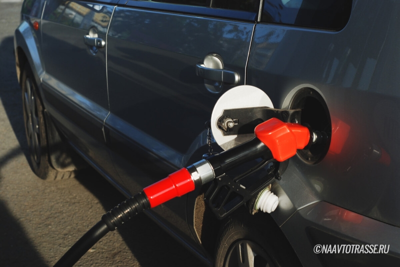 Заправщик рассказал, может ли водитель тянуть шланг на АЗС на противоположную сторону авто