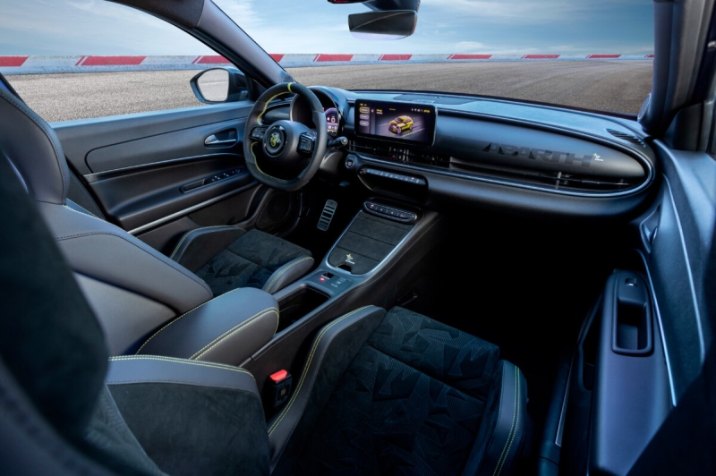 Abarth 600e Scorpionissima 2025 подешевел в Великобритании