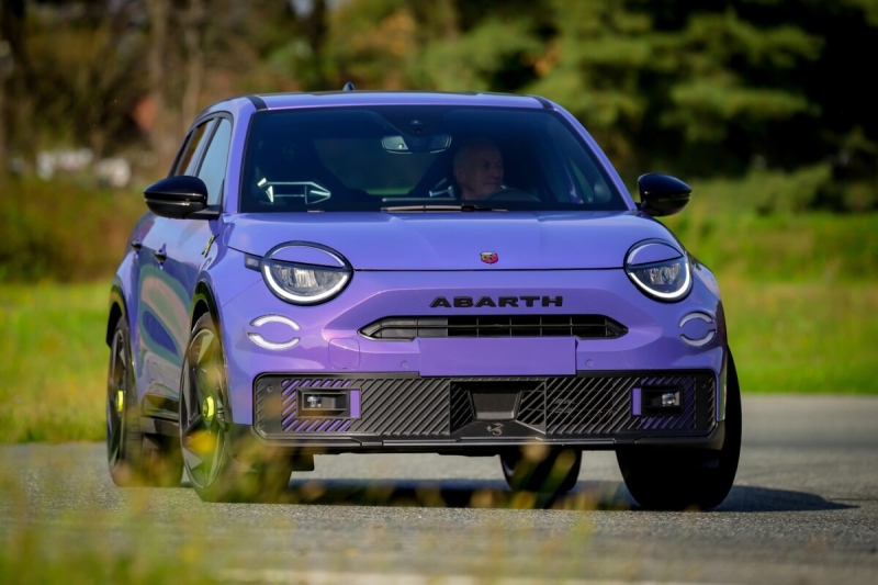 Abarth 600e Scorpionissima 2025 подешевел в Великобритании