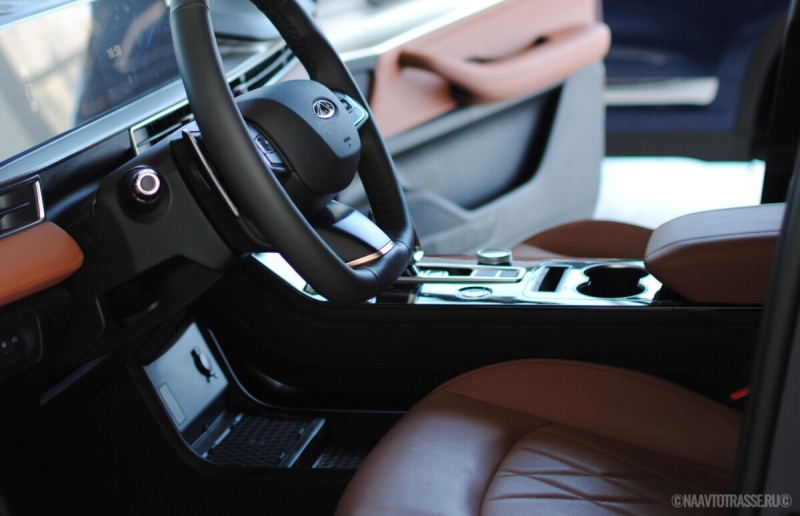 Автоинструктор раскрыл, что будет, если нажать сразу газ и тормоз на машине с АКПП