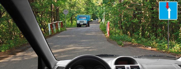 Билет 2, вопрос 2 ПДД: Можно ли Вам въехать на мост первым?