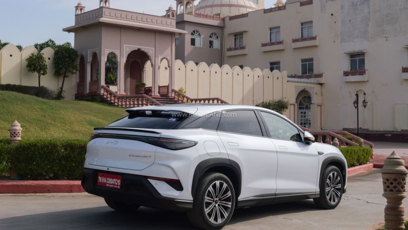 BYD объявил официальный старт продаж кроссовера Sealion 7: подробности об оснащении и ценах