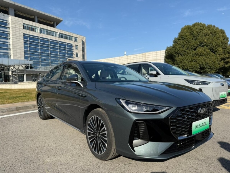 Chery Arrizo 8 2025 показан на фото в версии для России