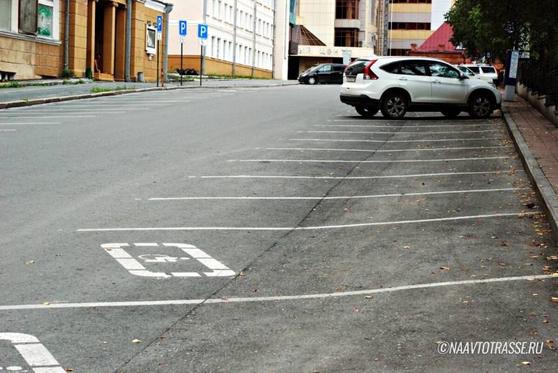 Гаишник рассказал, когда можно парковаться на местах для инвалидов