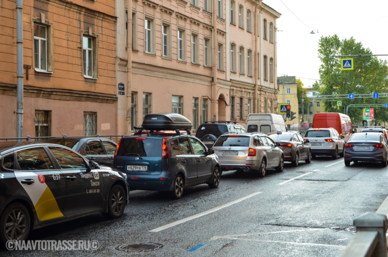 Гаишник рассказал, почему багажник на крыше авто теперь под запретом