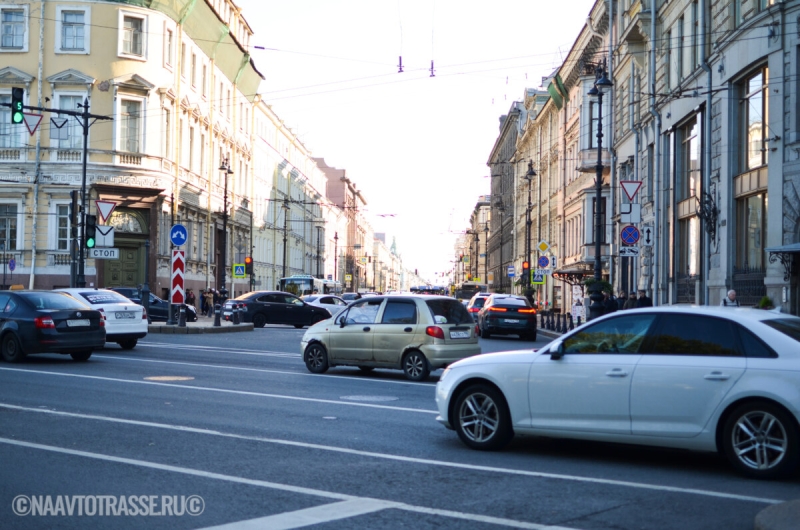 Гаишник рассказал, почему багажник на крыше авто теперь под запретом