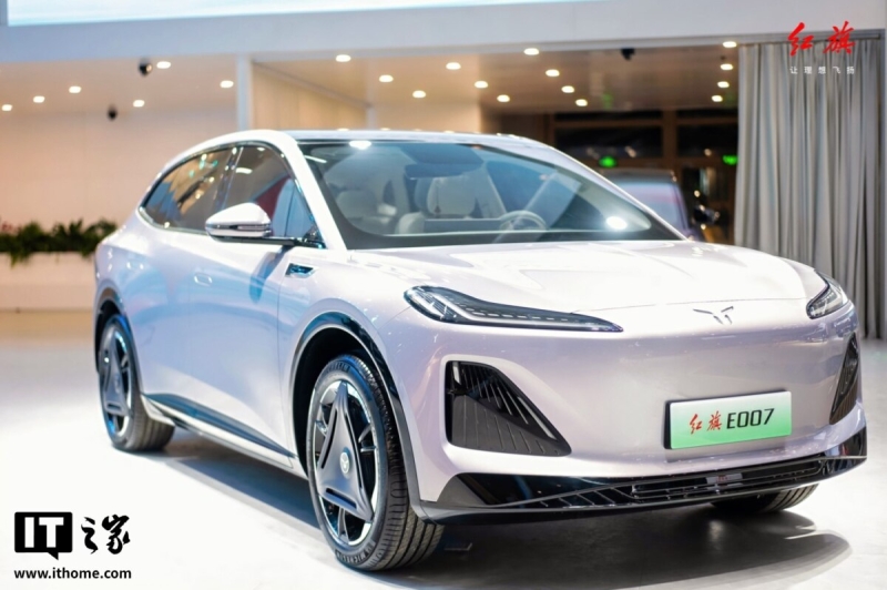 Hongqi E007 2025 показан на фото в белом кузове