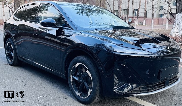 Hongqi E007 2025 показан на фото в белом кузове