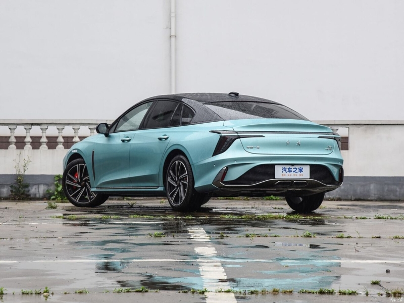 Hongqi H6 2025: названа цена на китайский лифтбек