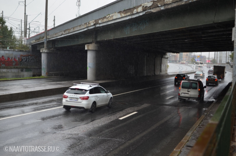 Инспектор раскрыл, почему фуры держатся друг за другом, мешая их обгонять