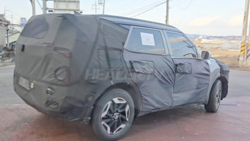 Kia Seltos 2026: рассекречена оптика нового поколения кросса