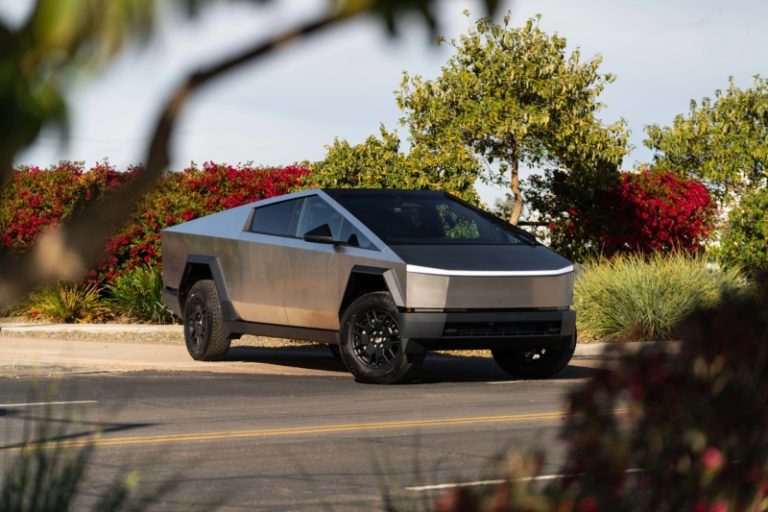 Tesla Cybertruck 2025: грузовик можно починить липкой лентой