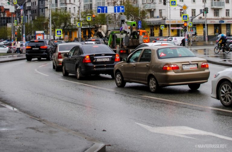 В автосервисе раскрыли, почему стоит опасаться капающей воды из глушителя