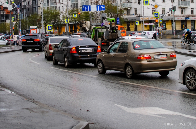 В автосервисе раскрыли, почему стоит опасаться капающей воды из глушителя