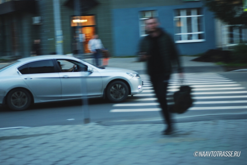 В ГАИ назвали точное расстояние, на котором водитель должен остановиться перед "зеброй"