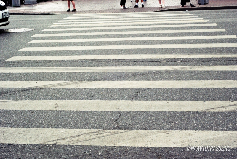 В ГАИ назвали точное расстояние, на котором водитель должен остановиться перед "зеброй"