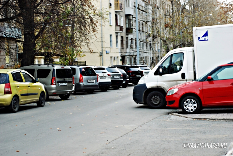 В ГАИ раскрыли, зачем молодежь стала снимать машины во дворах