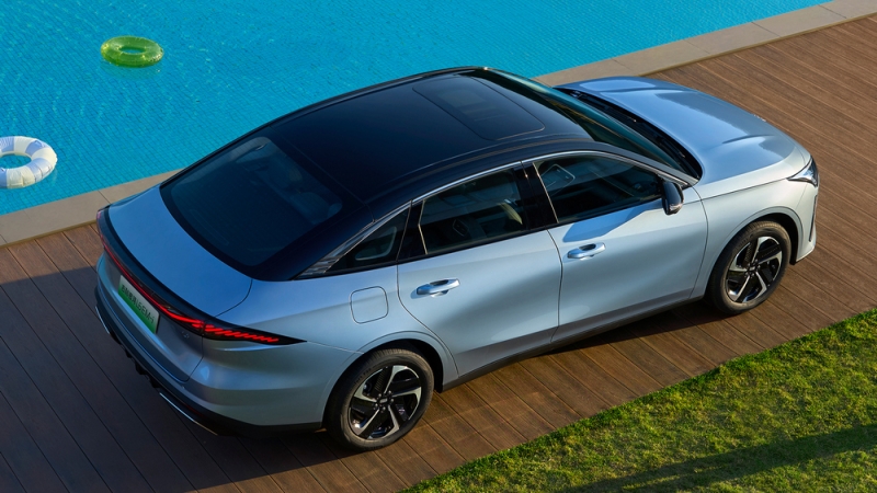 В продажу поступил рестайлинговый Geely Galaxy L6 с продвинутой гибридной установкой и запасом хода до 1300 км