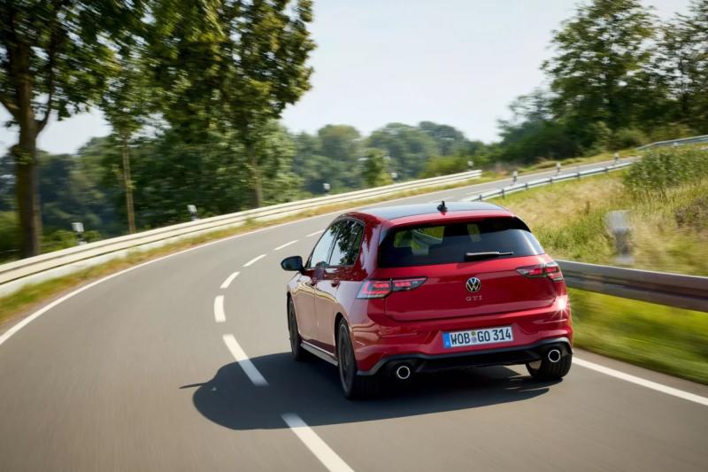 Volkswagen обновил Golf GTI и Golf R: они получат автоматическую трансмиссию и станут дороже
