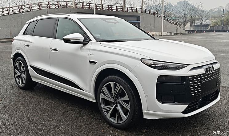 Audi Q6L e-tron и Q6L e-tron Sportback 2025 показали на фото