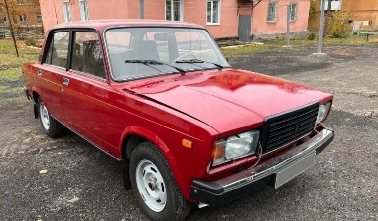 На продажу выставлена 35-летняя «Семерка» с пробегом 300 км: она сохранилась в заводском состоянии