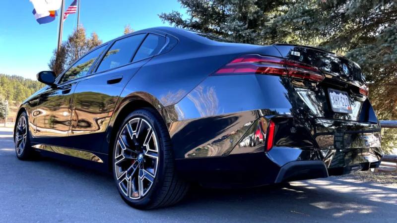 Можно ли купить почти новый BMW i5 с небольшим пробегом на 2,5 миллиона рублей дешевле?