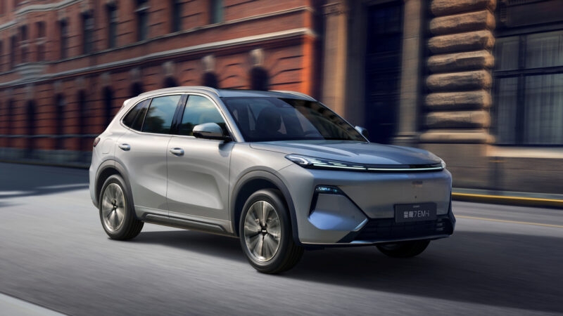 Geely готовится выйти на рынок Польши с двумя кроссоверами: первые подробности о моделях