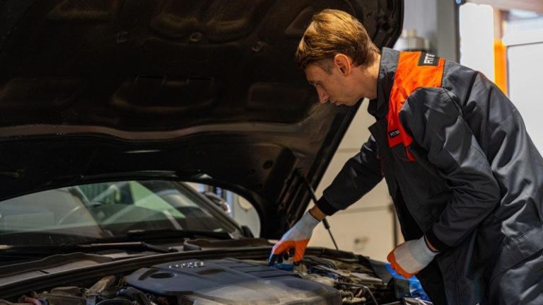 У россиян «рассыпаются» автомобили: дорогостоящих ремонтов стало больше